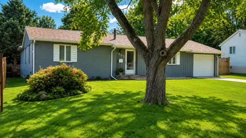 1905 E Country Squire Dr, Urbana, IL 61802