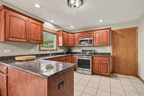 Kitchen - 487 Locust Ln, Peotone, IL 60468 photo 4 of 4