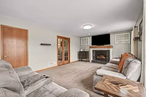 Living - 487 Locust Ln, Peotone, IL 60468 photo 2 of 2