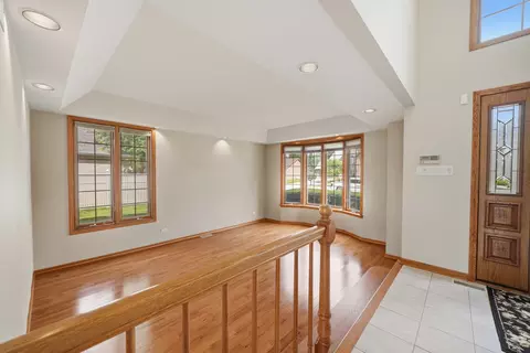 Living - 1522 Coventry Ln, Munster, IN 46321 photo 2 of 9