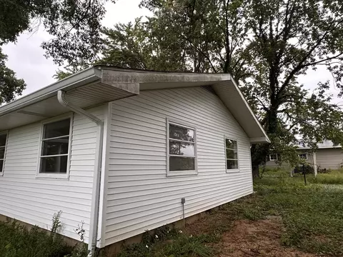 Exterior - 380 Golf Course Rd, Eldorado, IL 62930 photo 4 of 9