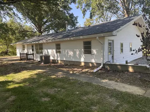 Exterior - 380 Golf Course Rd, Eldorado, IL 62930 photo 6 of 9