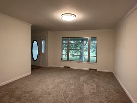 Living - 380 Golf Course Rd, Eldorado, IL 62930 photo 5 of 5