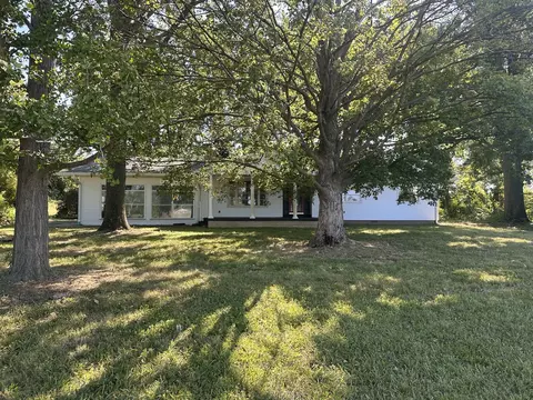 Exterior - 380 Golf Course Rd, Eldorado, IL 62930 photo 2 of 9