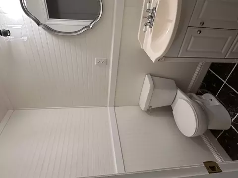 Bath - 380 Golf Course Rd, Eldorado, IL 62930 photo 2 of 2