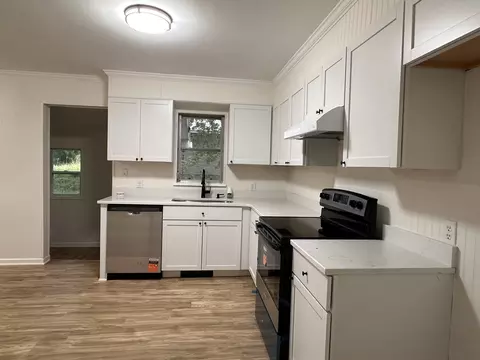 Kitchen - 380 Golf Course Rd, Eldorado, IL 62930 photo 4 of 4