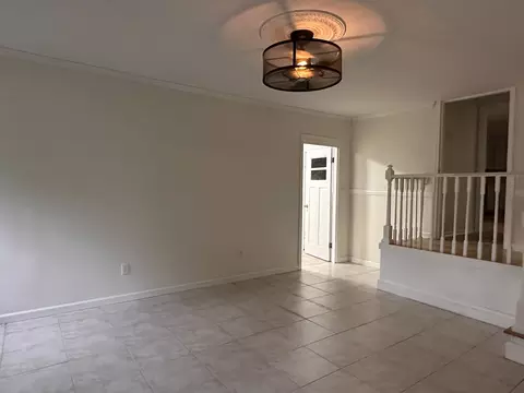 Living - 380 Golf Course Rd, Eldorado, IL 62930 photo 3 of 5
