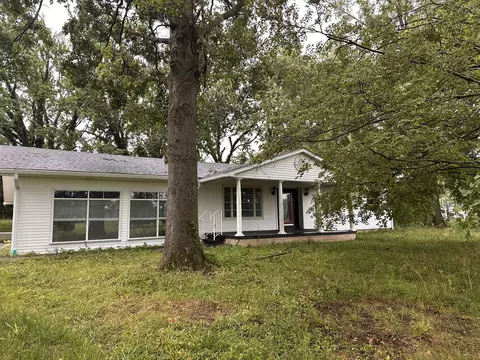Exterior - 380 Golf Course Rd, Eldorado, IL 62930 photo 2 of 9