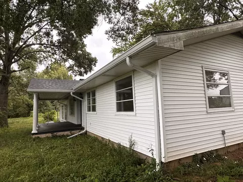 Exterior - 380 Golf Course Rd, Eldorado, IL 62930 photo 5 of 9