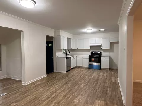Kitchen - 380 Golf Course Rd, Eldorado, IL 62930 photo 2 of 4
