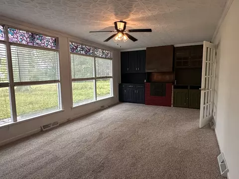 Living - 380 Golf Course Rd, Eldorado, IL 62930 photo 2 of 5