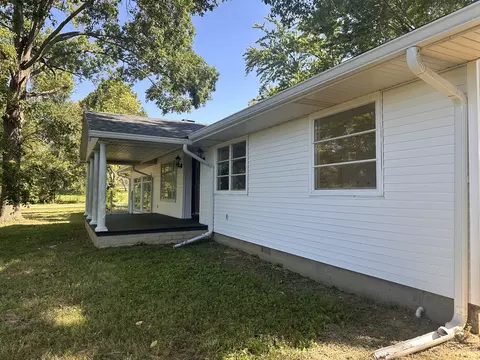 Exterior - 380 Golf Course Rd, Eldorado, IL 62930 photo 5 of 9