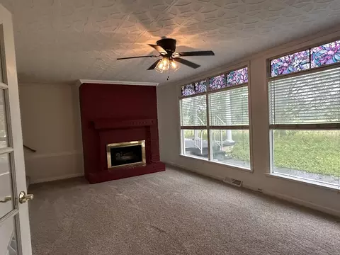 Living - 380 Golf Course Rd, Eldorado, IL 62930 photo 1 of 5