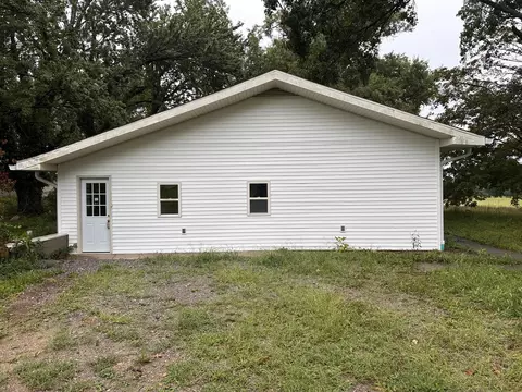 Exterior - 380 Golf Course Rd, Eldorado, IL 62930 photo 3 of 9