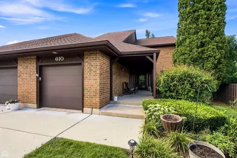 610 Cress Creek Ln, Crystal Lake, IL 60014
