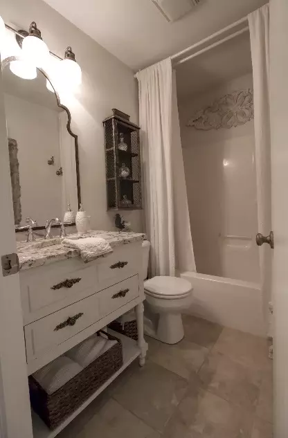Bath - 110 Swanson St, Ottawa, IL 61350 photo 1 of 4