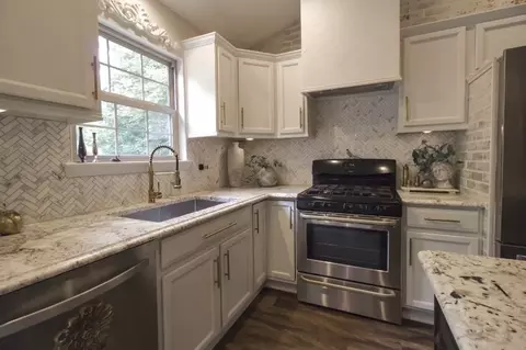 Kitchen - 110 Swanson St, Ottawa, IL 61350 photo 7 of 10