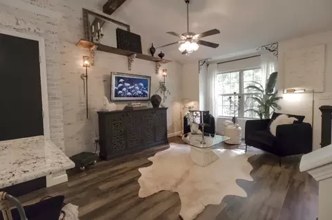 Living - 110 Swanson St, Ottawa, IL 61350 photo 2 of 5