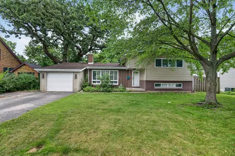145 Dole Ave, Crystal Lake, IL 60014
