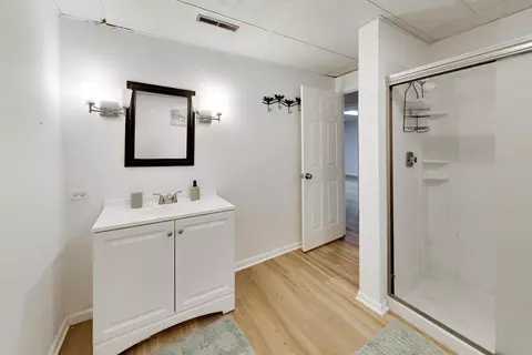 Bath - 28480 N Oak Knoll Rd, Mchenry, IL 60051 photo 4 of 5