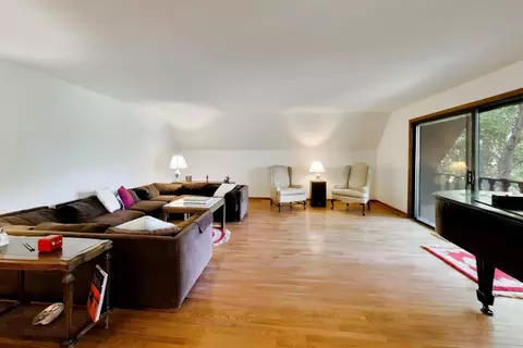 Living - 28480 N Oak Knoll Rd, Mchenry, IL 60051 photo 1 of 6