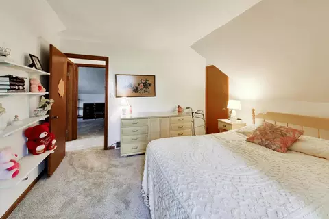Bedroom - 28480 N Oak Knoll Rd, Mchenry, IL 60051 photo 4 of 6