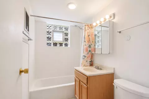 Bath - 6850 W Lode Dr #2A, Worth, IL 60482 photo 1 of 1