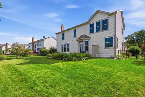 Exterior - 4050 Bunker Hill Dr, Algonquin, IL 60102 photo 5 of 8