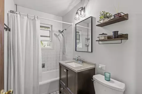 Bath - 3314 Washington St, Mchenry, IL 60050 photo 1 of 1
