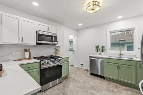 Kitchen - 3314 Washington St, Mchenry, IL 60050 photo 2 of 5