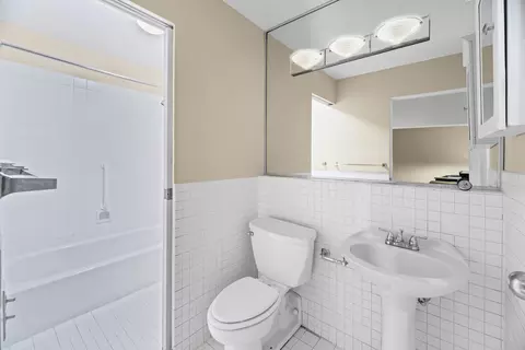 Bath - 40 E 9th St #1907, Chicago, IL 60605 photo 1 of 2