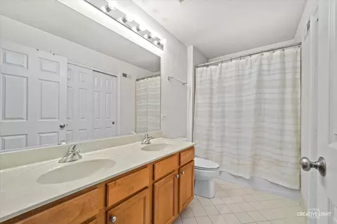 Bath - 1123 Pine Valley Ct, Elgin, IL 60124 photo 4 of 5