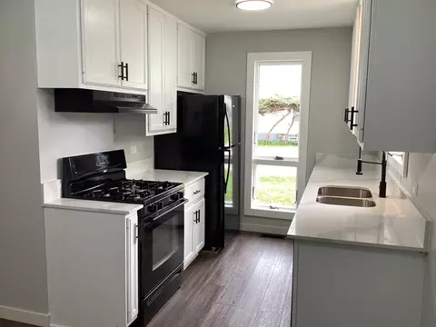 Kitchen - 527 E 17th St, Lockport, IL 60441 photo 2 of 4