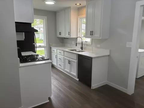 Kitchen - 527 E 17th St, Lockport, IL 60441 photo 3 of 4