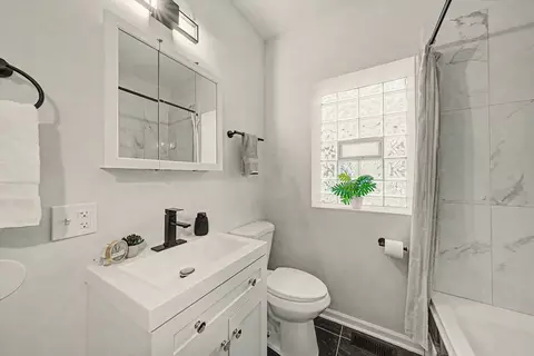 Bath - 7641 S Phillips Ave, Chicago, IL 60649 photo 1 of 2