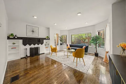 Living - 7641 S Phillips Ave, Chicago, IL 60649 photo 1 of 3