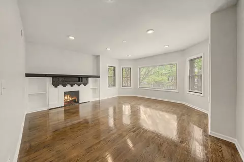 Living - 7641 S Phillips Ave, Chicago, IL 60649 photo 2 of 3