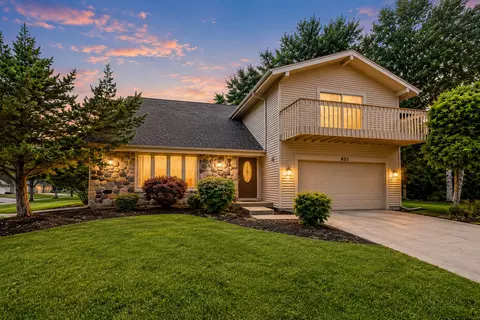 852 Woodmar Dr, Crystal Lake, IL 60014