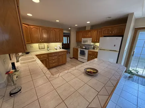 Kitchen - 3940 Gloucester Dr, Crete, IL 60417 photo 6 of 6