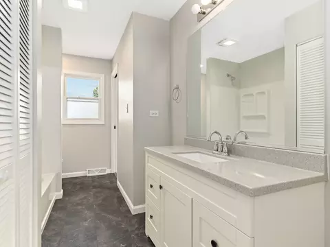 Bath - 23523 W Renwick Rd, Plainfield, IL 60544 photo 3 of 3