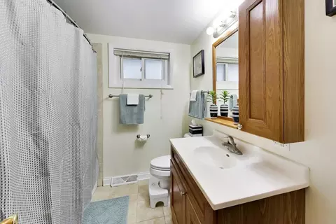 Bath - 8647 Gregory Ln, Des Plaines, IL 60016 photo 2 of 2