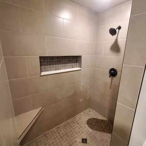 Bath - 204 3rd St, Dewey, IL 61840 photo 2 of 4