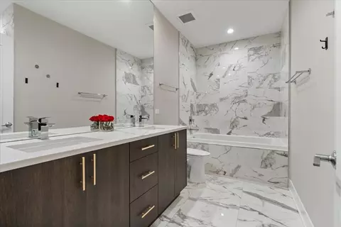 Bath - 729 W 15th St, Chicago, IL 60607 photo 2 of 7