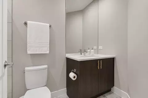 Bath - 729 W 15th St, Chicago, IL 60607 photo 4 of 7