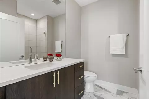 Bath - 729 W 15th St, Chicago, IL 60607 photo 6 of 7