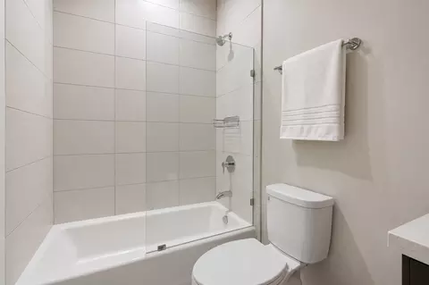Bath - 729 W 15th St, Chicago, IL 60607 photo 5 of 7