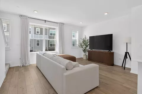 Living - 1035 Wren Rd, Des Plaines, IL 60018 photo 2 of 2