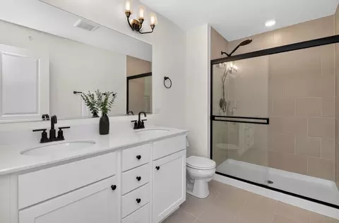 Bath - 1035 Wren Rd, Des Plaines, IL 60018 photo 2 of 3