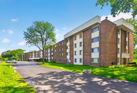 841 N York St #428, Elmhurst, IL 60126