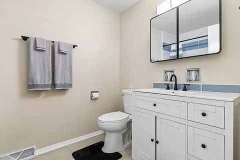 Bath - 936 E 84th Pl #A, Chicago, IL 60619 photo 1 of 3